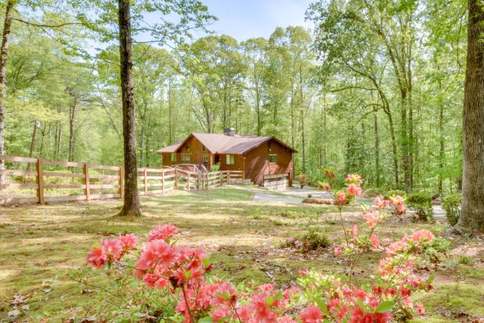 2 Mi to Toccoa Falls Cozy Getaway with Yard!