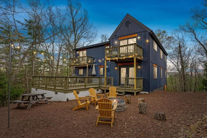 Resort Getaway - Golf, BMX trail, Hot Tub & Arcade!