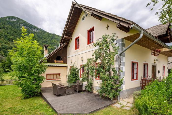 Bela Luna - Charming Garden Cottage near Lake Bled