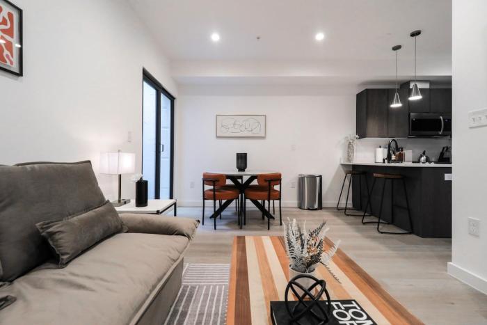 Unit 1 Stylish Studio with King Bed and Sofa Bed