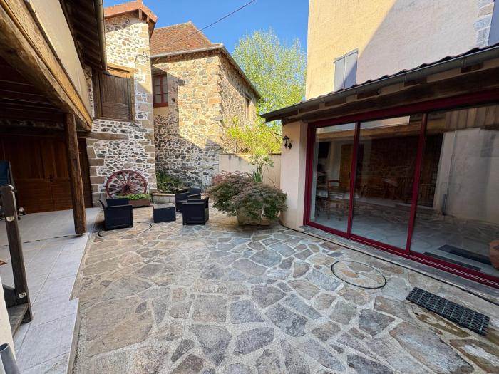 Petite maison avec cour fermée