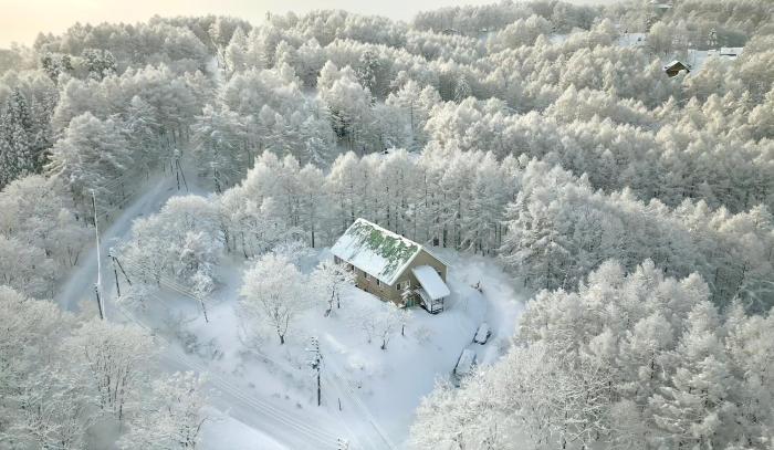 Echoland Madarao エコーランド斑尾en-suite rooms & a free 3-minute shuttle to the ski resort