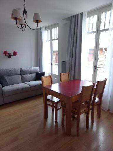 Appartement Reines des Pyrénées, T2, entier, centre Luchon, tarif cure thermale, wifi, casier à skis, ascenseur