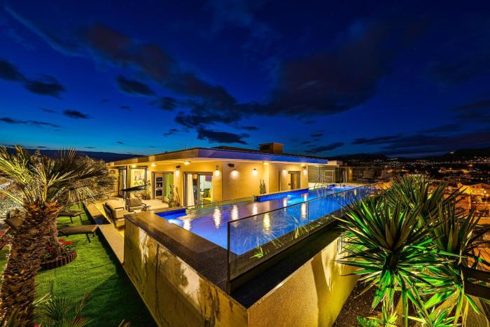 Sky Pool Penthouse with a huge heated private pool