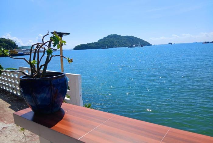 Waters Edge Resort ,