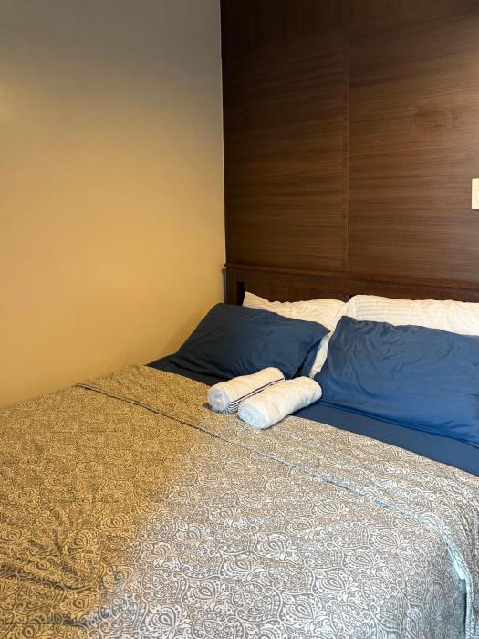 1 BR Condo w Balcony in Air Residence Makati