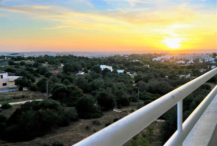 Cozy Alvor Retreat - Sunset Balcony, Wi-Fi & AC