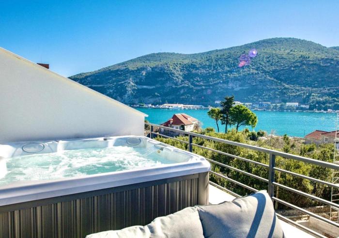 Mokos Modern Suite with Sea View and Jacuzzi