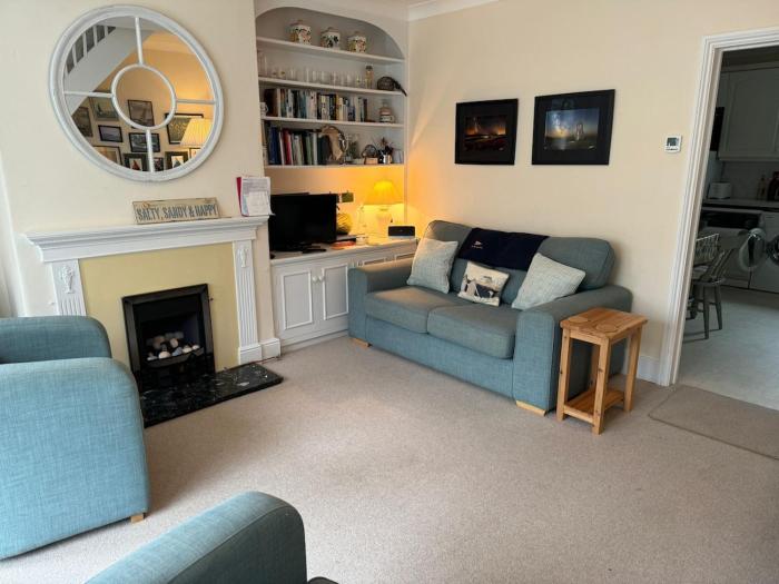 Gulls, charming seaside cottage, centrally located