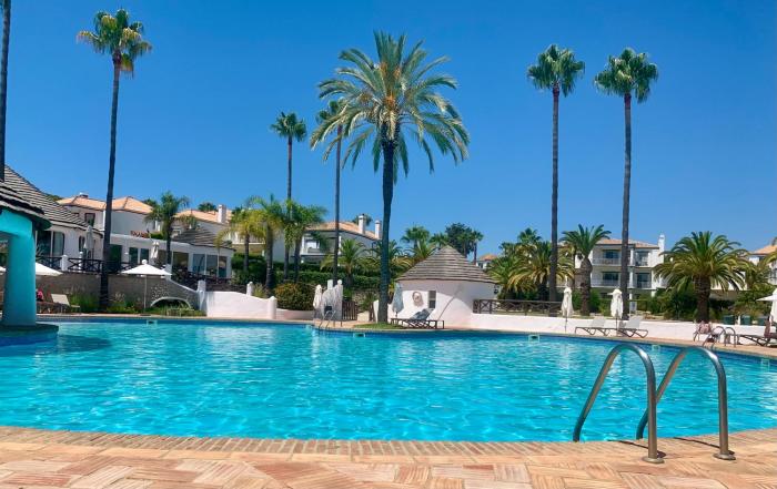 Beautiful 2 Bedroom Self Catering Apartment with Private Pool and Garden in the Encosta do Lago Resort in Quinta do Lago