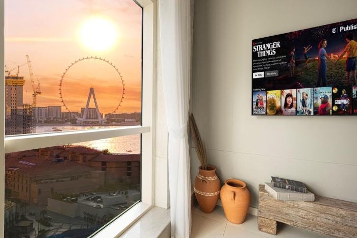 Lovely Dubai Eye & Sea View, 3 mints to beach