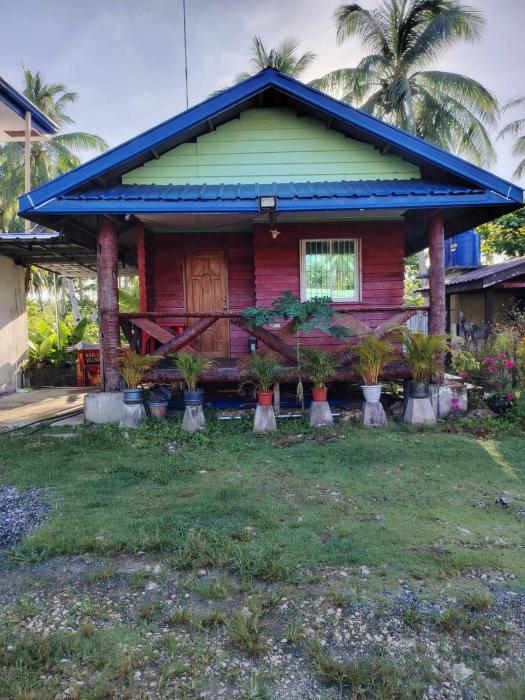 Cheers & Shots Restobar Homestay Siargao