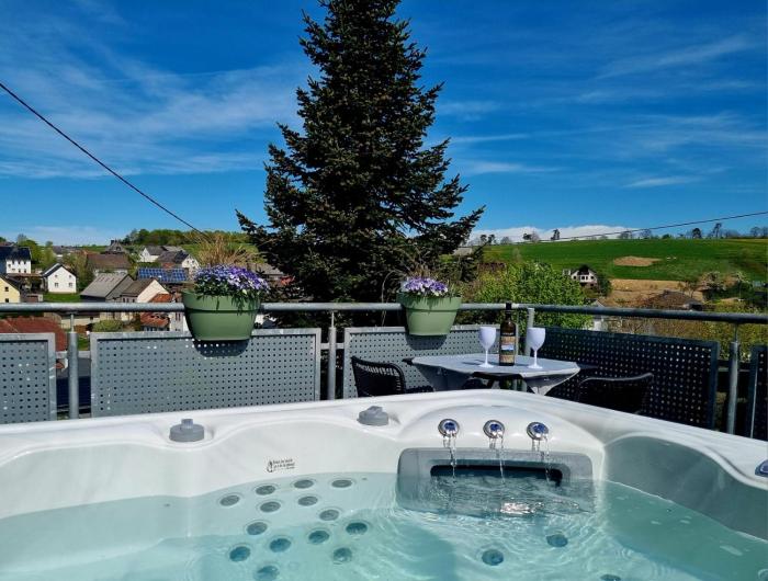 Wellnesshaus Dorfblick mit Outdoor-Jacuzzi und Infrarotkabine