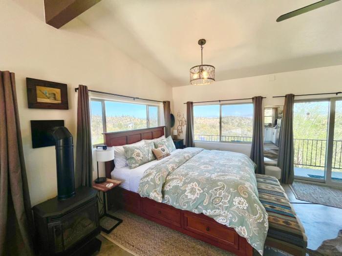 Eagles Nest Casita Luxury king memory foam bed feather pillows & duvet Amazing views, private balcony, Great location & Dog friendly