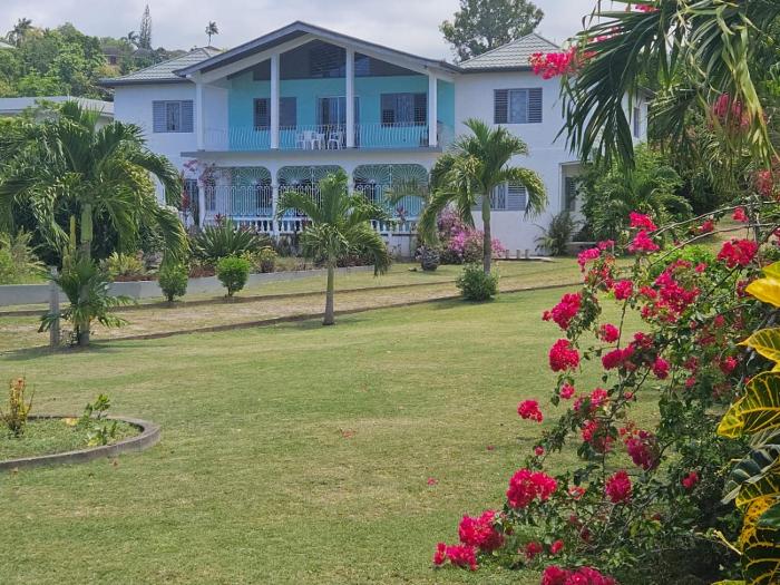 Suite Georgiana - Ensuite Double Bedroom, Cardiff Hall, Runaway Bay, One Mile to Beaches, 1 Hour From Montego Bay Airport