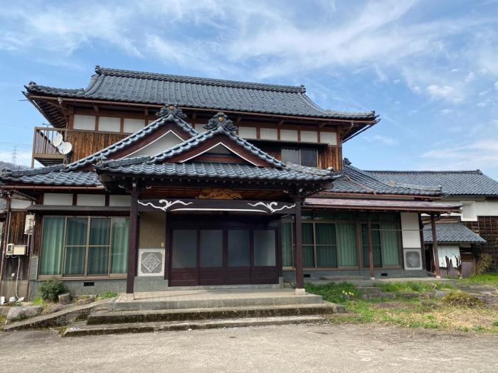 勝山貸切民泊三つ子の魂 福井県立恐竜博物館まで車で10分 発坂駅から徒歩5分