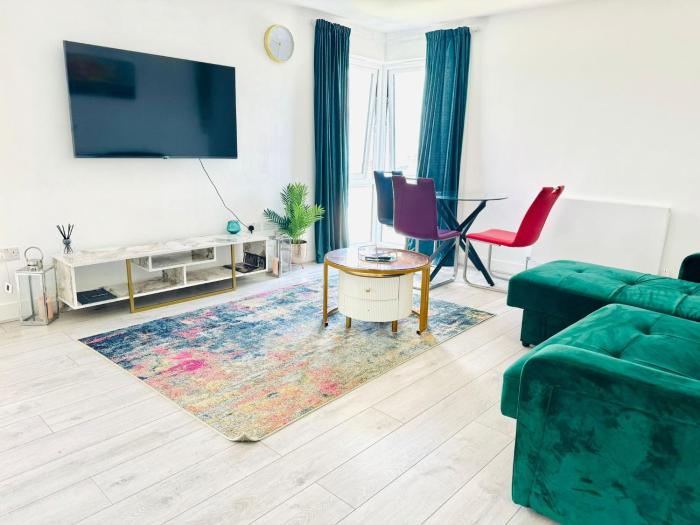 Bright & Stylish en-suite bedroom suitable for singles, couples, and families in a 2bed apartment