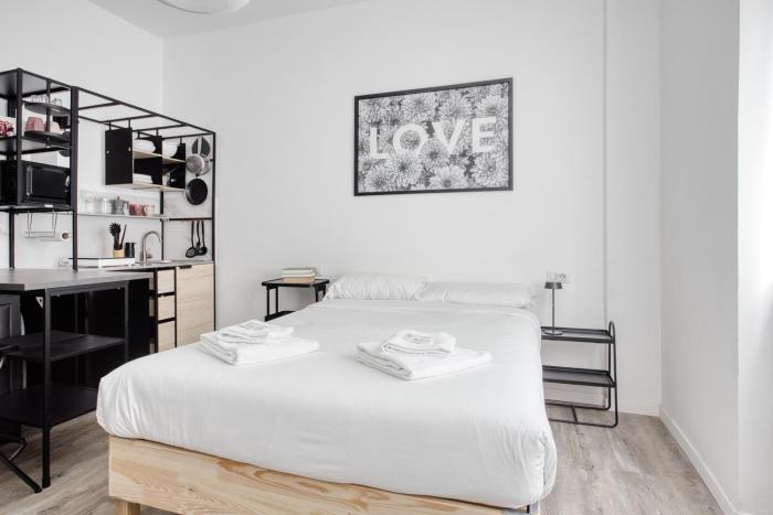 JOIVY Stylish Double Studios near Metro Station