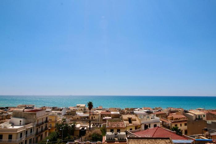 Sicilian Apt in Donnalucata-Sleeps 4- 2 Min Beach