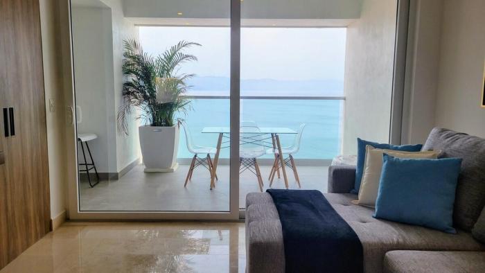 Beachfront Extra-large 1-bedroom free breakfast by Moikkarentals