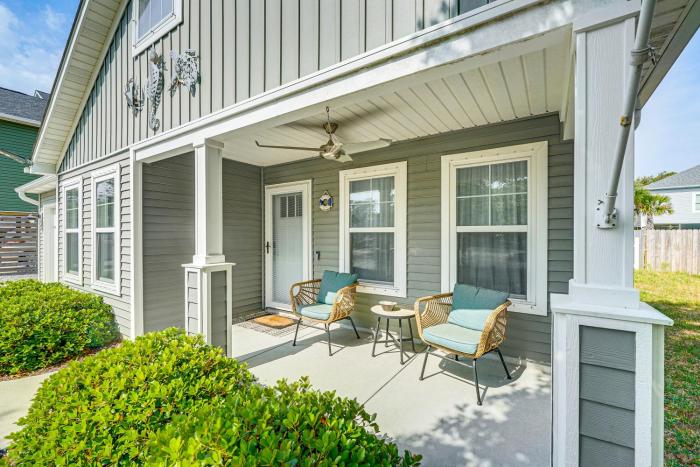 Charming Oak Island Beach House with Fire Pit and Yard