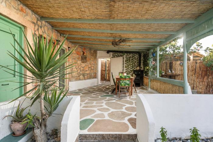 MANOS Small House Kouremenos