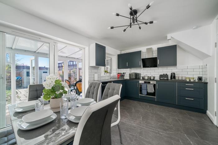5 Bedrooms Homely House with Garden-Sleeps 11 Comfortably on 5 Double Beds, 1 Single Bed, Onsite Private Parking,Business Travellers, Contractors, & Holiday-Goers, Family Groups, Near Westfield Stratford,Excel Centre,O2 Arena,Elizabeth Line,Central L