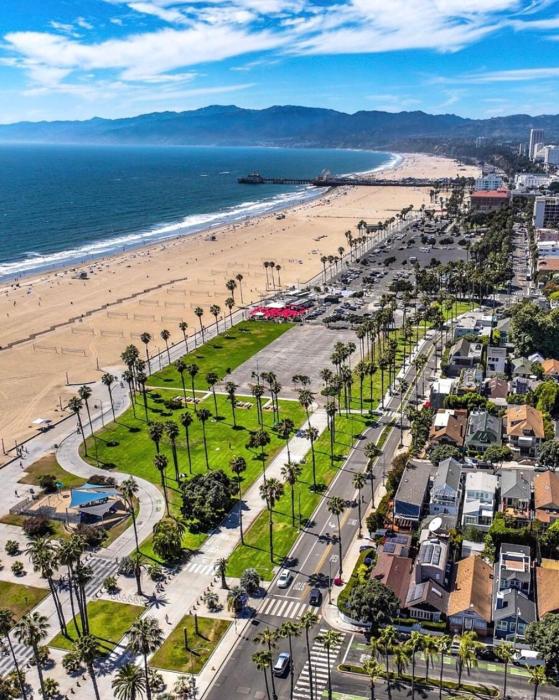 Stylish 2BDR & 2BTH - 15 mins walk to the beach!