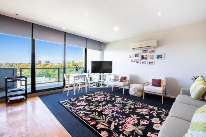 Stunning River Views - Cozy Apartment w Parking