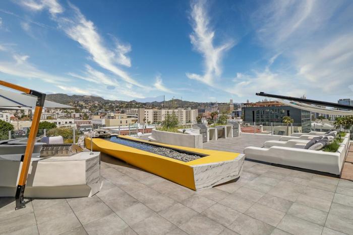 Modern Hollywood Walk of Fame Apts- Free Parking, 360 Rooftop, Pool, Gym- Centrally located