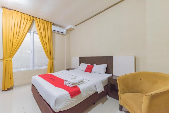 RedDoorz at La Mega near Pasar Pagi Cirebon