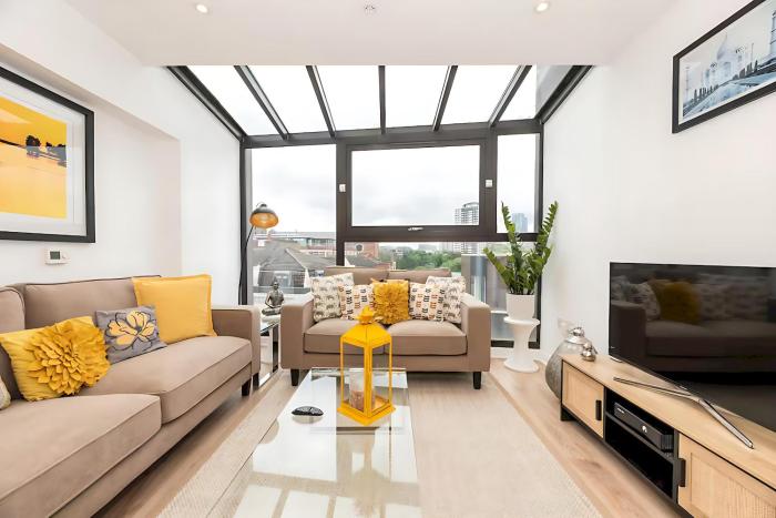 Bright 3 Bed 2 Bath with Air Con in Clerkenwell - Pass the Keys