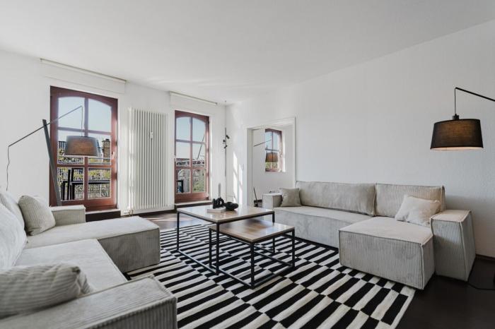 4 BR Apartment - ZENTRAL - GERÄUMIG - KÜCHE - TERRASSE - WIFI - KAFFEE - PARKHAUS