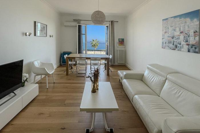 Seafront Apartment for 6 Promenade des Anglais