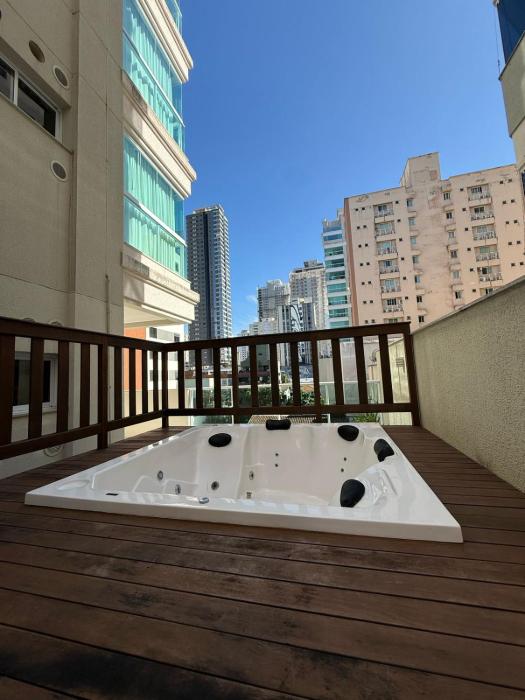 3 suítes com jacuzzi e banheira, próx do Hard Rock Café em Meia Praia