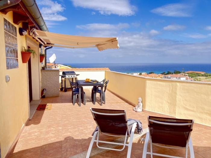 Attico con ampio terrazzo e vista mozzafiato vicino il mare