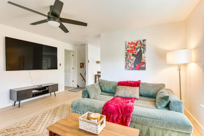 3 Mi to Downtown Youngstown Apt with Deck!