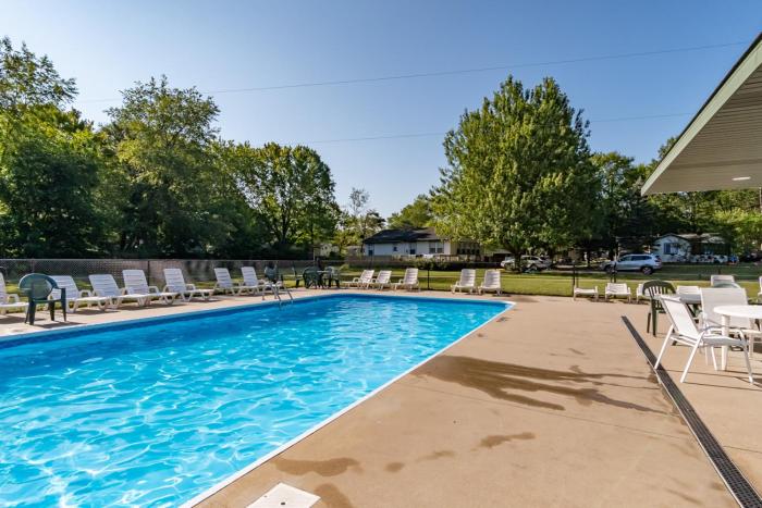 Goshorn Lake access - shared pool - cozy cottage