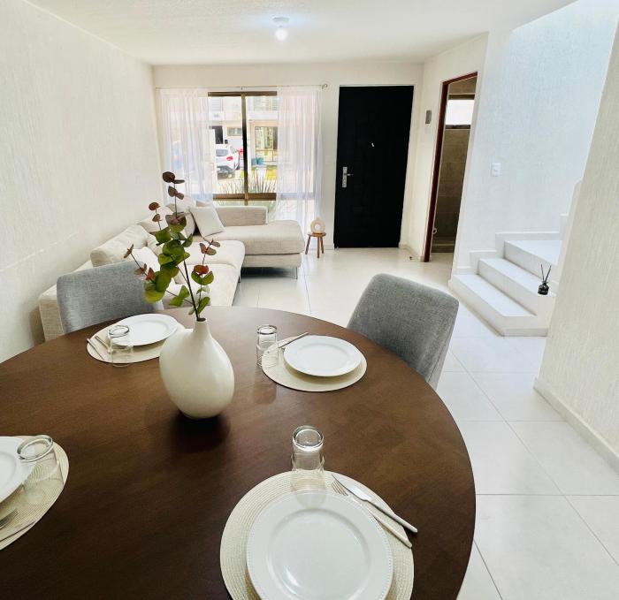 Casa lujosa con 3 baños y alberca, a min AIFA