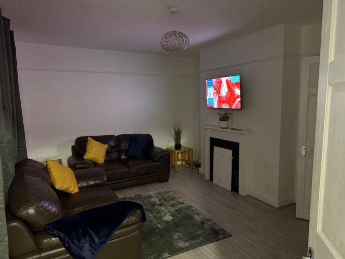Cozy 3 Bed House - with Free Parking & WiFi