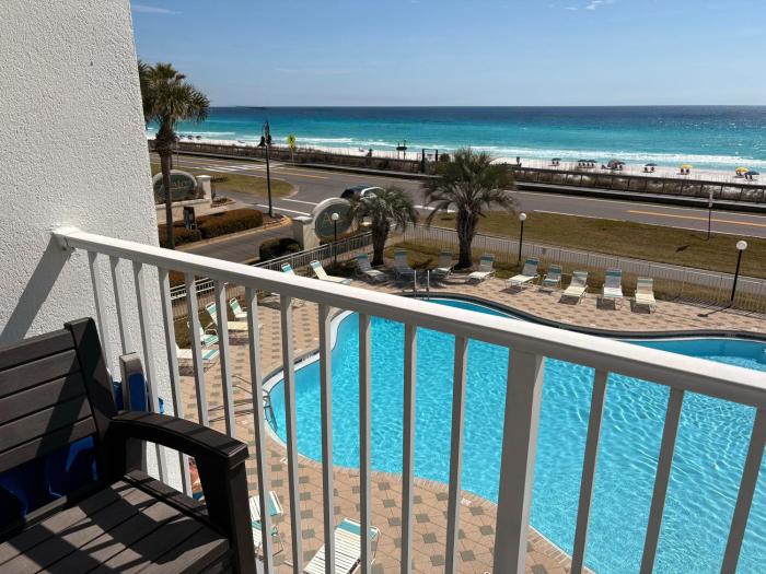 Pet Friendly Gulf Front Oasis with Beach Service