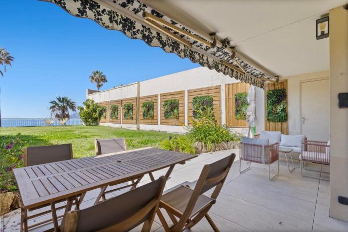 REF 2004 - Cannes - Sea view apartment for rent