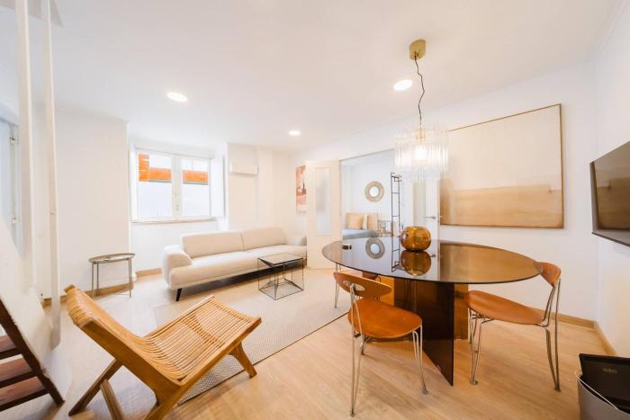 Group-Friendly 4BR Lisbon Duplex Castle View