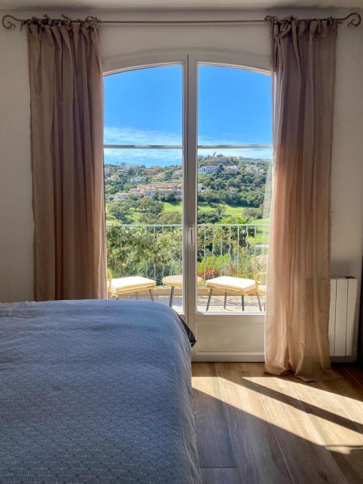 Villa nichée sur golf & piscine