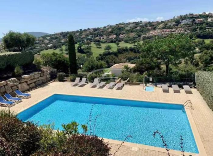 Villa nichée sur golf & piscine
