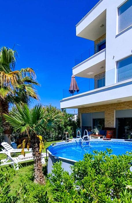 Luxury Apartment Slavica by the sea,with garden