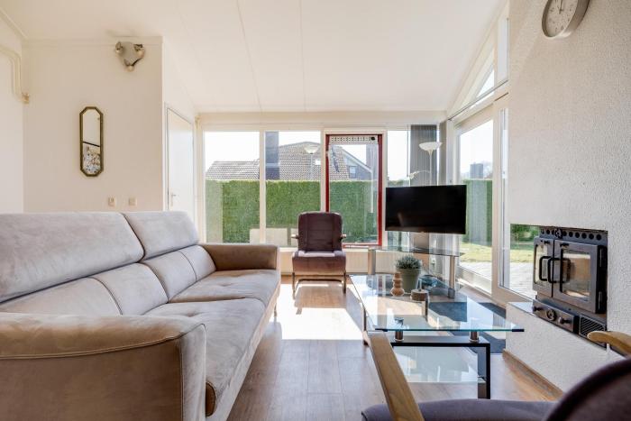 Kievit I Spacious Bungalow with Fine Garden