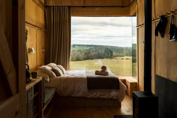 Reconnect at Off-Grid Hilltop Cabin with Mountain Views