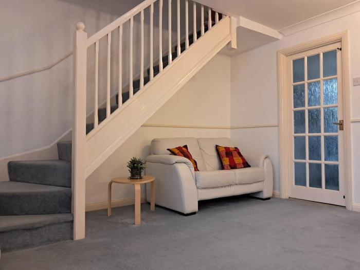 Two Bed house, Parking for 2 cars close to Heathrow