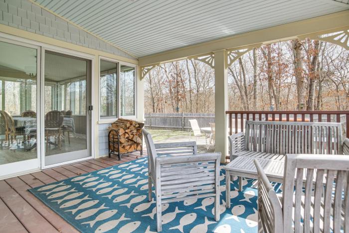 4 Mi to Inkwell Beach Home in Oak Bluffs!